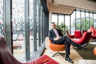 MATT REGAN: Jest wiceprezesem Novo Nordisk. Ukończył studia z zakresu zarządzania finansami na Uniwersytecie w Galway oraz Athlone Institute of Technology. Jest członkiem Amerykańskiego Towarzystwa Farmaceutycznego.