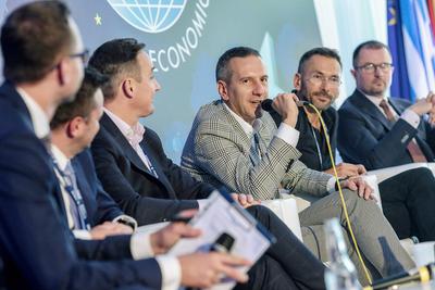 DYSKUSJA PRAKTYKÓW: W debacie „Usługi finansowe w cyfrowym świecie” udział wzięli: Adam Czerniak, główny ekonomista Polityka Insight, Michał Borny, prezes Britenet, Tomasz Górski, członek zarządu Idea Banku, Bartosz Ciołkowski, dyrektor generalny Mastercard Polska, Tomasz Czechowicz, założyciel i CEO MCI Capital, i Maciej Mikucki, dyrektor finansowy Provident Polska.