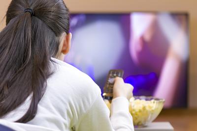 Z trwającej ponad 20 lat obserwacji 90 tys. kobiet wynika, że godzina dziennie spędzana przed telewizorem zwiększa ryzyko zachorowania na raka jelita grubego o 12 proc., a ponad dwie godziny dziennie – aż o 70 proc.