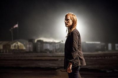 Główną bohaterką "Zero dark thirty" jest młoda agentka CIA, którą początkowo bulwersują metody tortur stosowane przez kolegów dla zdobycia informacji o miejscu pobytu "wroga numer jeden" (fot. mat. dystrybutora)