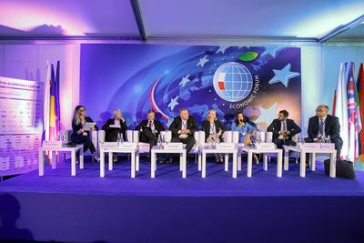 ZYSK DLA DOBRA PACJENTA: Wynik finansowy szpitala wpływa bezpośrednio na jego możliwości rozwoju i podnoszenia jakości usług — uznali uczestnicy panelu „Biznes i medycyna: dlaczego szpital musi zarabiać”:, Katarzyna Fortak-Karasińska, radca prawny kancelarii Fortak&Karasiński Radcowie Prawni, Michał Kępowicz, dyrektor ds. relacji strategicznych Philips Polska, Marcin Pakulski, prezes NAFIS, Monika Podziewska, prezes Szpitali Polskich, Alina Wołoszyn, partner KPMG, gość specjalny Pawlo Kowtoniuk, ukraiński wiceminister ochrony zdrowia, i Paweł Buszman, prezes American Heart of Poland.