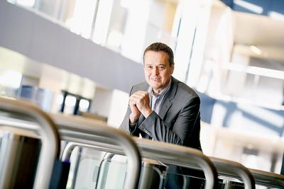 GRA O
MARŻĘ: Zdaniem Andrzeja Dopierały, prezesa Asseco Data Systems, biznes związany
z integracją jest opłacalny dla dystrybutorów sprzętu i mniejszych firm. Jego
spółce bardziej opłaca się skupić na obszarach z większa wartością dodaną.