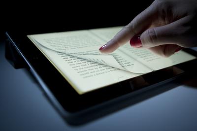 Ebook na iPad'zie (fot. Bloomberg)