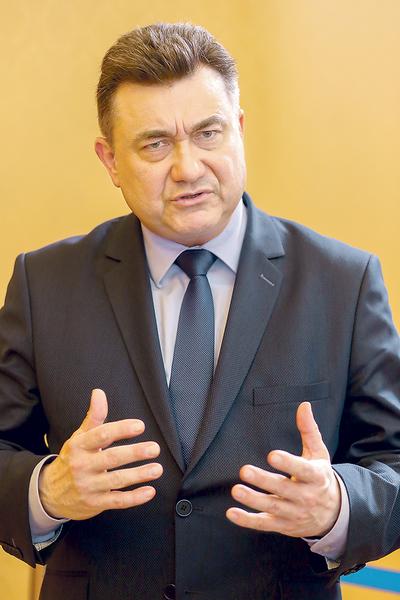 JESZCZE
DWIE: Grzegorz Tobiszowski, wiceminister energii, jest zwolennikiem
uruchomienia co najmniej dwóch odkrywek. Poza Ościsłowem miałby to być Złoczew,
inwestycja planowana przez PGE.