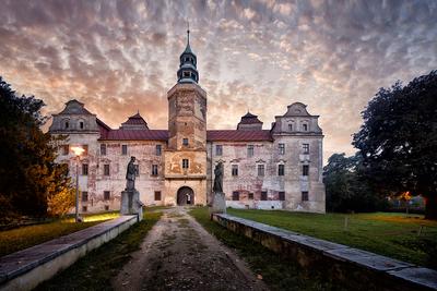 ŹRÓDŁO ARTYZMU: Zamek książęcy Niemodlin od wielu lat stanowi
inspirację dla twórców kultury. Zaintrygowany okolicą Jan Jakub Kolski
zrealizował tu swój słynny film „Jasminum”.