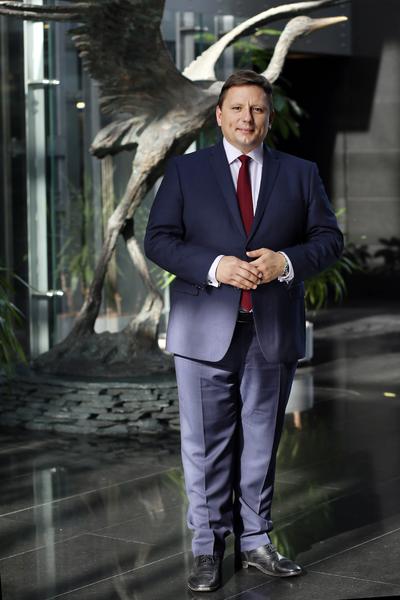 ZMIANA
ŻĄDAŃ: Do wczoraj strajkujący oczekiwali przywrócenia do pracy szefowej jednego
ze związków i podpisania regulaminu wynagrodzeń. Od wczoraj żądają, by do pracy
wróciło 67 zwolnionych osób, a Rafał Milczarski, prezes Lotu, odszedł.