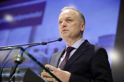 NA
JEDWABNYM SZLAKU: PKP Cargo, których prezesem jest Czesław Warsewicz,
prognozują, że w latach 2018-23 liczba pociągów na trasie Chiny — Europa
wzrośnie z 5 do 10 tys. składów. Wiele z nich chce obsłużyć giełdowa spółka.