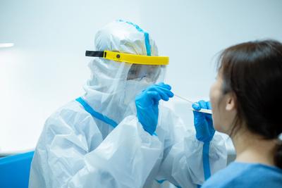 Autorzy prototypu szybkiego testu genetycznego na COVID-19 sprawdzają, czy test będzie działał z próbkami śliny, aby wyeliminować potrzebę wymazów z nosogardzieli.