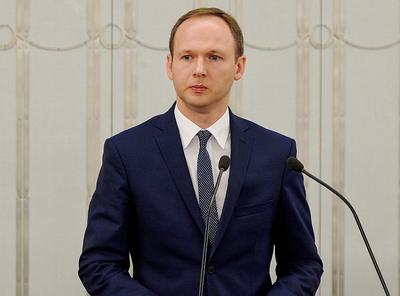 GORĄCY KARTOFEL: Zgoda co do tego, że sektor pożyczkowy trzeba jakoś objąć nadzorem panuje od dawna, ale regulatorzy przerzucali się odpowiedzialnością za sektor jak gorącym kartoflem. Teraz kamyczek trafił do KNF. Pytanie, czy Marek Chrzanowski, nowy przewodniczący, weźmie na siebie dodatkowe zadania.