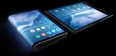 DWIE
ODSŁONY: Podobne elastyczne rozwiązania zaprezentowały dwie kompletnie różne
firmy — potentat rynku Samsung (drugie zdjęcie) i mało znana firma Royole z
Kalifornii (na zdjęciu). Reszta stawki w smartfonowym wyścigu na razie się
przygląda i pracuje nad swoimi rozwiązaniami. Samsung ma nieporównywalnie
większe możliwości, bo jest światowym liderem w sprzedaży smartfonów.