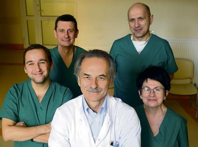 PROF. ADAM TORBICKI ze swoim zespołem: dr. Szymonem Darchą, prof. Marcinem Kurzyną, doc. Radosławem Pieturą i pielęgniarką Małgorzatą Suder. "Są naprawdę świetni w tym, co robią" - z dumą mówi profesor.