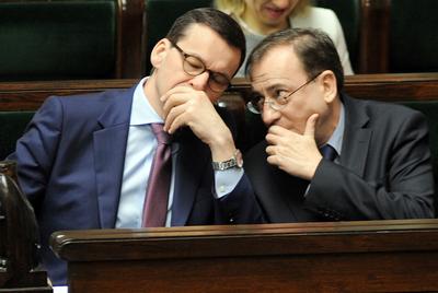 OKO I UCHO PREMIERA: Szef KNF powoływany jest na pięcioletnią kadencję i w praktyce jest nieodwoływalny. Obecnego mianowała premier Beata Szydło. Mateusz Morawiecki też chce mieć w nadzorze swojego człowieka. Minister koordynator służb specjalnych Mariusz Kamiński — również.