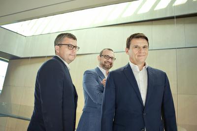 ŚWIATŁO ZE SZWAJCARSKIM WSPARCIEM: Zbigniew Prokopowicz, Michał Kozłowski i Łukasz Dobrowolski postanowili wraz ze szwajcarskim funduszem uledowić polskie średnie firmy. To, ich zdaniem, pieniądze, które leżą na ulicy.