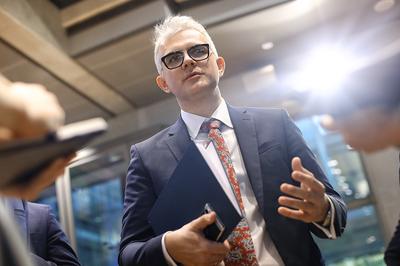 SIOSTRZANA
FUZJA: Lotos, którym kieruje Mateusz Bonca, ma zostać przejęty przez siostrzany
Orlen, też kontrolowany przez państwo. Due diligence trwa.