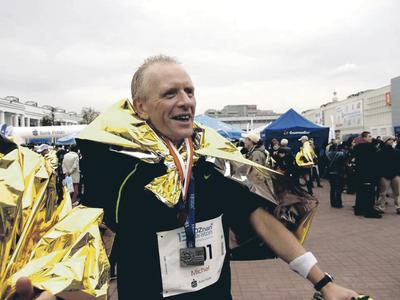 PRAKTYKA CZYNI MISTRZA Dr Michał Sutkowski biega w maratonach od kilkudziesięciu lat. Osiągał wyniki zbliżone do sportowców zawodowo uprawiających tę dziedzinę.