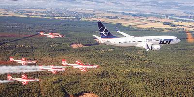 MISTRZ
EKONOMII: Boeing 737 MAX 8 to nowy nabytek LOT-u. Jego wnętrze ze 186 fotelami
zostało zbudowane z wykorzystaniem rozwiązań z większego Dreamlinera. Dzięki
silnikom nowej generacji ma zasięg 5750 km, czyli aż 2250 km większy od
poprzedniej wersji tego samolotu. Zużywa też o ponad 20 proc. mniej paliwa i
emituje o 40 proc. mniej hałasu. Dzięki czemu jest znacznie tańszy w
eksploatacji.
