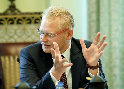 Czas na zmiany: Odejście wiceministra Pawła Gruzy, odpowiedzialnego za uszczelnienie systemu podatkowego, zaniepokoiło branżę kryptowalutową. Stracą partnera do rozmów.