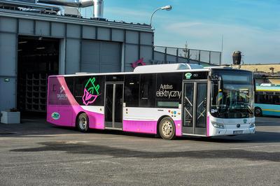 KILKA
MINUT I GOTOWE: Autobus elektryczny wjeżdża do hangaru, gdzie znajduje się
stacja ładowania i wymiany baterii. Po uruchomieniu instalacji, roboty wyjmują
z niego rozładowane baterie, a następnie instalują nowe — wcześniej naładowane.