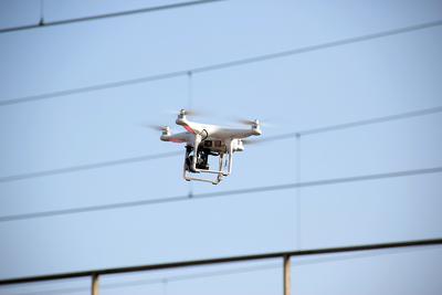 BSL: Bezzałogowe systemy latające (BSL) z wojska trafiły do wielu dziedzin
gospodarki. Tauron wykorzystuje drony do zadań inspekcyjnych oraz transmisji
obrazu online.
