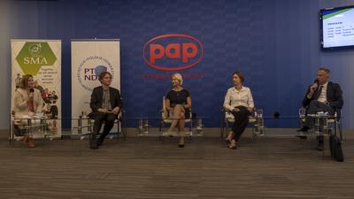 W debacie "Standardy leczenia rdzeniowego zaniku mięśni a potrzeby polskich chorych", która odbyła się 28 sierpnia 2020 r. w ramach konferencji naukowo-edukacyjnej "VIII Weekend ze SMA-kiem" wzięli udział: prof. dr hab. n. med. Maria Mazurkiewicz-Bełdzińska, Kacper Ruciński, dr n. med. Maria Jędrzejowska, prof. dr hab. n. med. Anna Kostera-Pruszczyk. Debatę moderował dr Jakub Gierczyński.