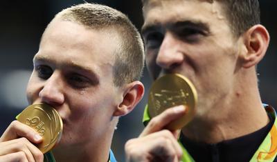 Pływacy Nathan Adrian i Michael Phelps ze złotymi medalami igrzysk w Rio