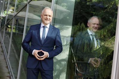 OŻYWIONA KONIUNKTURA: PKP Cargo miała najwyższe obroty od czasu wejścia na giełdę, sięgające ponad 2,5 mld zł i zarobiła na czysto ponad 90 mln zł, co jest najlepszym wynikiem od kilku lat. Niebawem dokonamy też korekty w górę prognoz na 2019 r. Sprzyja nam szczyt przewozowy, szczególnie w przewozach kruszyw, związany z dużymi inwestycjami infrastrukturalnymi w Polsce — mówi Czesław Warsewicz, prezes PKP Cargo.