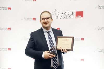 NA
PRZYSZŁOŚĆ: Nasz sposób postępowania to budowanie długotrwałych relacji
opartych na zaufaniu. Kiedy jeden kontrakt się kończy najczęściej już zawieramy
następny lub przynajmniej wiemy, jaki będzie — mówi Maciej Kaźmierski, członek
zarządu, udziałowiec spółki Viatec i jej dyrektor operacyjny.