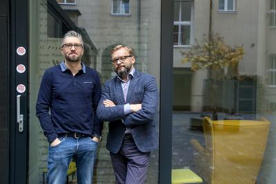 ALTERNATYWA
DLA BANKÓW: Rachunków maklerskich jest około 1,3 mln, ale giełdowych PIT-ów w
ostatnich latach spływa 250-300 tys. O ten niezależny od kaprysów
dystrybucyjnych banków rynek zawalczy AgioFunds TFI, którego prezesem jest Adam
Dakowicz (z prawej), a członkiem rady nadzorczej Robert Sochacki.
