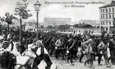 Rosyjscy żołnierze wycofują się z Warszawy w 1915 r.