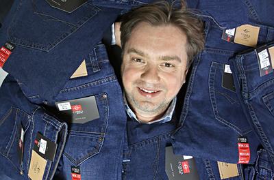 NIC I COŚ NOWEGO: Piotr Szmel, dyrektor handlowy firmy Ordine, do której należy Cobra Jeans, przyznaje, że już wiele razy wydawało się, że w dżinsach nie da się wymyślić czegoś nowego, ale na rynek wchodzą kolejne produkty, które podbijają sprzedaż.