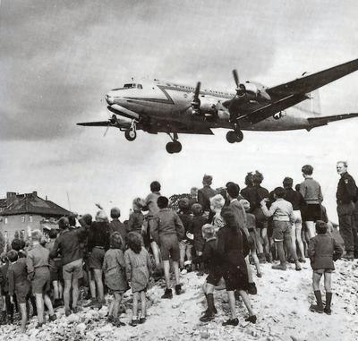 Dzieci oglądają lądowanie amerykańskiego samolotu na Tempelhof (1948)