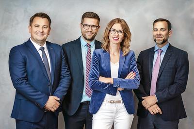 ONLINE, ALE NA DŁUŻEJ: Chcieliśmy stworzyć finansowy startup technologiczny, z szybkim procesem obsługi, ale skupiający się na długofalowych relacjach z klientami — mówią właściciele Faktorii. Na zdjęciu od lewej: Michał Należyty, członek zarządu i dyrektor ds. sprzedaży, Paweł Tomala, prezes, Joanna Tomala, członek zarządu i dyrektor ds. produktów i procesów oraz Michał Kazimierczak, członek zarządu i dyrektor ds. ryzyk.