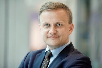 Wszędzie go
chcą: Gdy w
ubiegłym tygodniu Elżbieta Rafalska, szefowa resortu rodziny, żegnała się z
Bartoszem Marczukiem, wyraziła ubolewanie i zadeklarowała, że jeśli
zechce wrócić, umożliwi mu to.