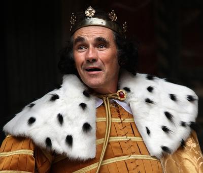 Mark Rylance jako Król Ryszard III w sztuce Shakespeare'a. To właśnie z ust tytułowego bohatera padają słynne słowa "Konia! Królestwo za konia" (FOT. Bloomberg)