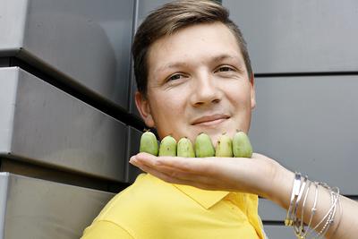 POWRACAJĄCY KLIENT: Łukasz Bednarczyk, który prowadzi Bednarczyk Berries wraz z żoną, zdecydował się w tym roku obsadzić kolejny hektar minikiwi. Przyznaje, że to dopiero żmudne początki budowy rynku, ale konsumenci bardzo dobrze reagują na nowe owoce i powtarzają zakupy.