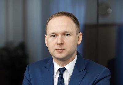 NADZÓR
BEZ GŁOWY: Po dymisji Marka Chrzanowskiego powstaje potężna próżnia w systemie
nadzoru nad rynkiem finansowym, gdyż nie ma przewodniczącego Urzędu KNF oraz
szefa najistotniejszego pionu — bankowego. Obydwie funkcje łączył odchodzący
przewodniczący.