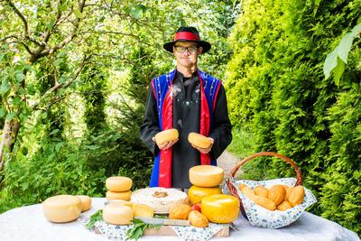 Pomorskie chwali się też serami.
Najbardziej znany jest Słupski Chłopczyk, czyli wytwarzany w Słupsku
od 1925 r. pleśniowy camembert. Są też sery topione na parze czy
wyrabiane ręcznie kozie.
