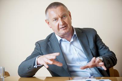 W wakacje pisaliśmy, że inwestycją w Ineę jest zainteresowanych kilka funduszy, wśród których prym wiodło Macquarie. Po niespełna pół roku transakcja stała się faktem. Na zdjęciu Janusz Kosiński z Inei