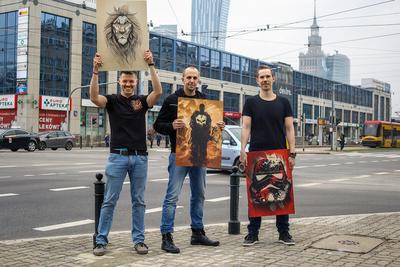 SZTUKA
NA PLAKACIE: Karol Banaszkiewicz, Jacek Świgost i Edward Ruszczyc stworzyli
platformę, która łączy grafików z całego świata z klientami. Prace drukuje w
formie metalowych plakatów i wysyła głównie do krajów anglojęzycznych.