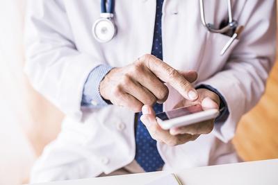 Są trzy sposoby przekazania pacjentowi informacji o skierowaniu: e-mailem, SMS-em albo w formie wydruku.