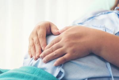 W związku z pandemią COVID-19 szpitale rezygnują z prowadzenia porodów rodzinnych.