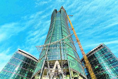NA FINISZU: Warsaw Spire to największy kompleks biurowy powstający w Warszawie. Jego łączna powierzchnia wyniesie 100 tys. mkw. Dwa niższe budynki zostały oddane do użytku, a w maju zakończy się budowa 220-metrowego wieżowca.