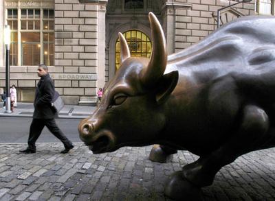 Statua byka obok siedziby giełdy nowojorskiej. Fot. Bloomberg.