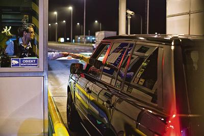 TUŻ PRZED METĄ: Nowa koncepcja bezbramkowego poboru opłat to, według urzędników, recepta na autostradowe korki. Dla konsorcjum Colasa i Intertolla zmiana reguł gry wypadła w fatalnym momencie — kilka dni przed podpisaniem lukratywnego kontraktu. [