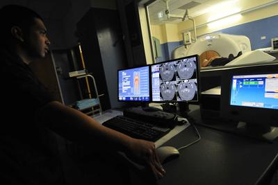 Tomograf komputerowy Technet-99m uważany jest za idealny izotop do celów diagnostycznych, ponieważ ma krótki okres połowicznego rozpadu (6 godzin), dzięki czemu minimalizuje napromieniowanie ciała.