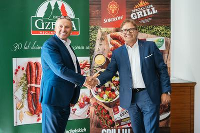 FINALIZACJA TRANSAKCJI: Umowę sprzedaży Grupy Mięsnej Gzella podpisali
Mirosław Gzella, jej właściciel, i Bogusław Miszczuk (z prawej), prezes Grupy
Sokołów.
