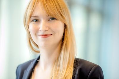 RAMIĘ
W RAMIĘ Z ROBOTEM: Michalina Kieś, manager w zespole produkcji i łańcucha
dostaw w firmie rekrutacyjnej Michael Page, podkreśla, że rolą biohackingu nie
jest zwiększanie ludzkich zdolności z uwagi na coraz szerszą automatyzację czy
robotyzację zadań. Dlatego pracownik nie będzie musiał „rywalizować” z robotem,
na rzecz współpracy z nim.