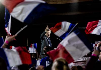 FRANCOIS FILLON Kandydat republikańskiej prawicy, który uchodzi za strażnika dyscypliny budżetowej. Opowiada się za radykalnym ograniczeniem wydatków z budżetu (o 100 mld EUR przez 5 lat), w tym zmniejszenia aparatu urzędniczego o 500 tys. osób. Były premier pod rządami prezydenta Nicolasa Sarkozy’ego uchodzi za konserwatystę i zwolennika prorynkowych reform. Zapowiada wydłużenie obecnego 35-godzinnego tygodnia pracy, podniesienie wieku emerytalnego do 65 lat, wzrost o 2 pkt. proc. górnej stawki podatku VAT przy jednoczesnym cięciu podatków dla firm do 25 proc. Jego notowaniom nie pomagają postawione mu przez prokuraturę zarzuty o fikcyjnym zatrudnieniu za publiczne pieniądze swojej żony i dzieci na stanowiskach asystentów. Zaprzecza jedynie temu, że były to etaty fikcyjne.