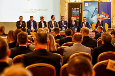DEBATA: FINTECHY — MODA, MARKETING CZY KONIECZNOŚĆ? Od prawej: prowadzący Michał Kisiel, bankier.pl, Tomasz Piwowarski, dyrektor Departamentu Inspekcji Bankowych, Instytucji Płatniczych i Spółdzielczych Kas Oszczędnościowo- -Kredytowych Komisji Nadzoru Finansowego, Tomasz Motyl, Chief innovation Officer Alior Bank, Marcin Kotarba, dyrektor departamentu Analiz i Strategii Deutsche Bank Polska, Aleksander Naganowski, dyrektor ds. Rozwoju Nowego Biznesu w polskim oddziale Mastercard Europe, Magda Borowik, doradca ministra, Fintech, DLT, waluty cyfrowe Ministerstwo Cyfryzacji, Jarosław Mastalerz, partner mAccelerator Marcin Czugan, wiceprezes Konferencji Przedsiębiorstw Finansowych
