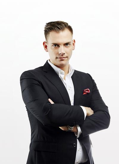 DRUGIE POKOLENIE: W 2014 r. 23-letni Martin Kaczmarski ukończył rajd
Paryż- -Dakar z 9. lokatą. Porzucił ściganie, bo podobno uznał, że rajdu raczej
nie wygra, a interesuje go tylko miejsce na szczycie podium. Równie mocno jak w
rajdy wkręcił się w rodzinny biznes, w którym stosuje taką samą dewizę jak w
sporcie: liczy się tylko nr 1.